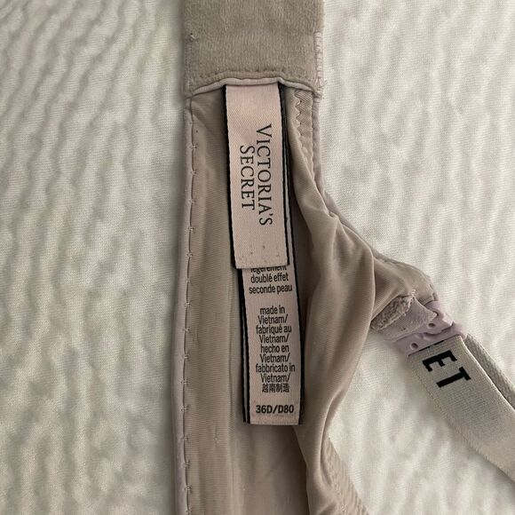 Victoria's Secret Women's Wireless Padded Strappy Bra Size 36D - Picture 7 of 7